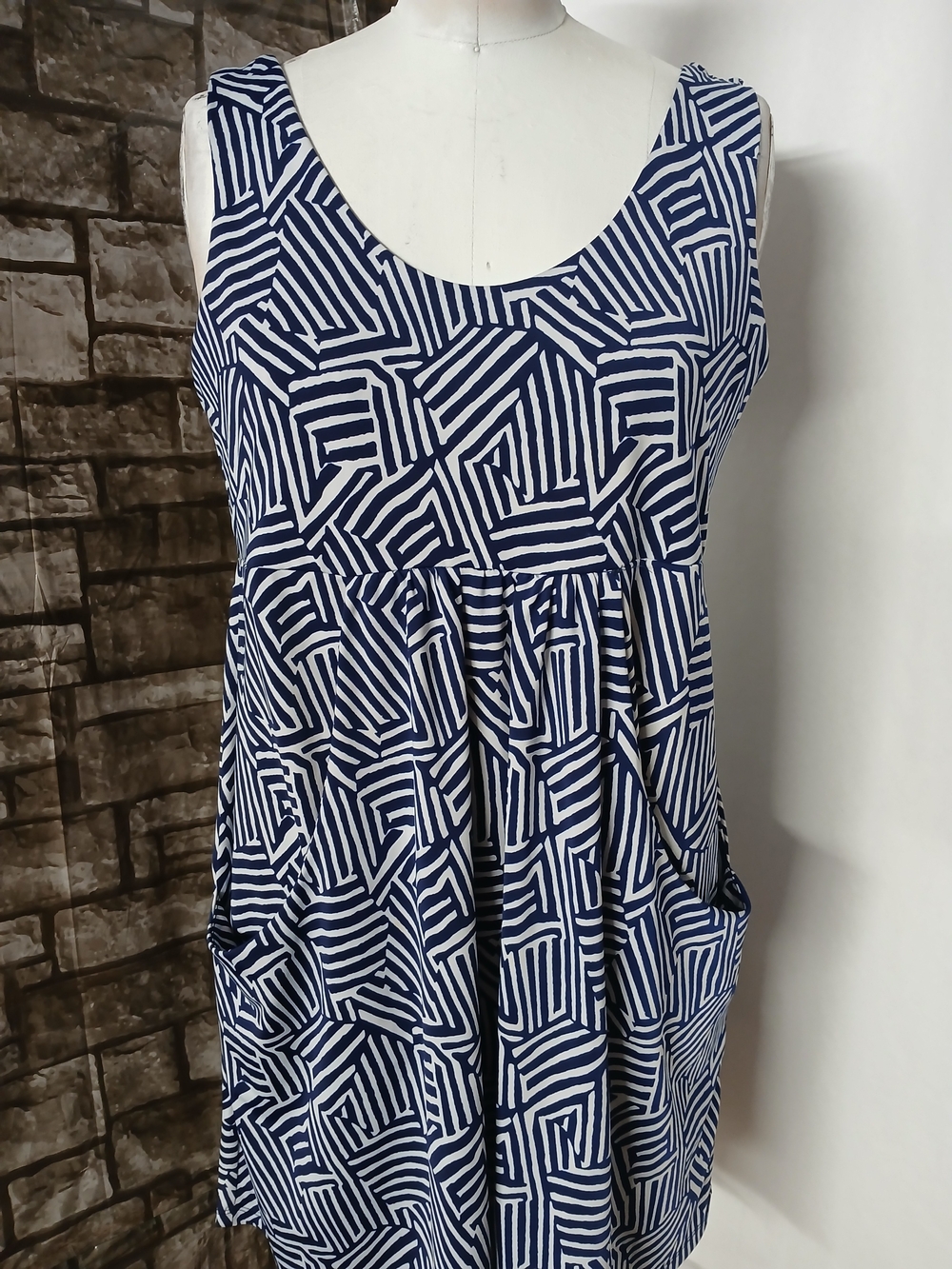 Saint Tropez West Navy and White Geometric Scoop Neck Tank Size Large